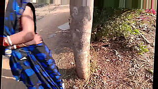 boyfriend-press-girlfriend-boobs-in-park