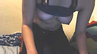 solo-girl-show-pussy