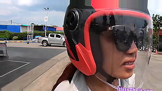 japanese-girl-masturbation-squrit-in-toilet