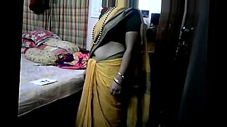 b-grade-aunty-roshini-hot-navel