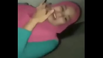 awek tudung diramas dalam kereta