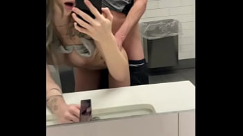 college ke bathroom me sex