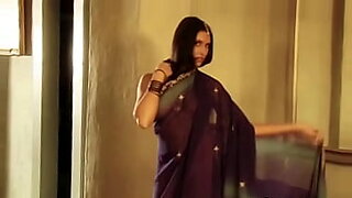 aunty-boobs-press-in-blouse