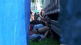 pinning-sex-girls-outdoor