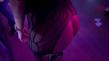 negra deliciosa fazendo striptease