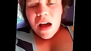 femme se masturbe en regardant film porno