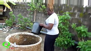 uganda-women-with-water