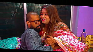 indian-housewife-aunty-gayathri-romance-with-house-owner-on-saree-in-bedroom-hot-romantic-short-film