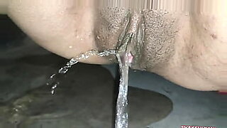 mom-teaches-hot-to-put-condom