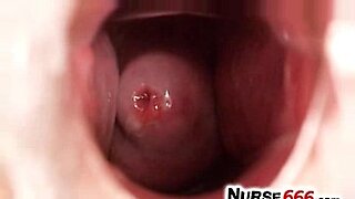 vielle-femme-avec-un-jeune-homme-noir