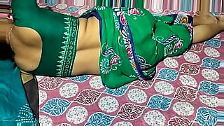 yellow-saree-mom