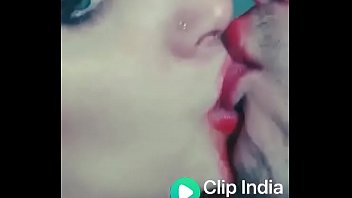 2 girls cum kissing