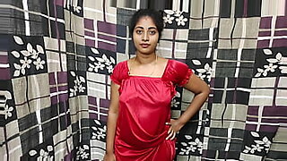 indian-home-cleaning-low-neck-nighty-cleavages-dailyvlog