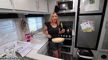 son humps mom in kitchen7