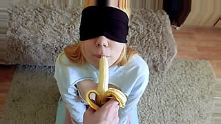 blindfold-mom-suprise-she-think-im-dad