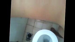 intip di toilet