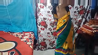 dasi-girl-changing-dress