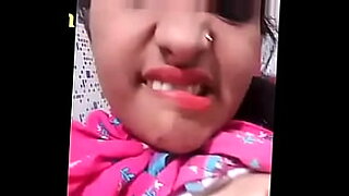 kashmiri-girl-car-sec