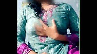 indian aunty showing boobs in auto through window in highway road