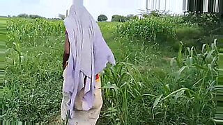 hausa-zanebu-cought-on-camera-bathing-com