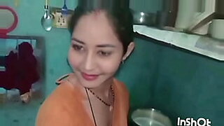 21-year-old-bhabhi-remove-only-saree