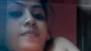 indian aunty showing boobs in auto through window in highway road