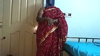 hot-boobs-kiss-saree-aunty