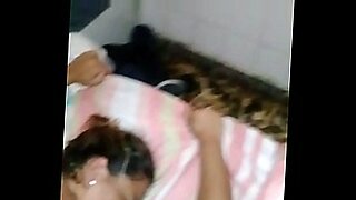 latina culona gritona es penetrada por la polla de un negro en su cama