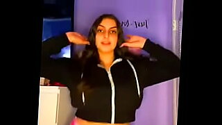 akshara-singh-pink-video