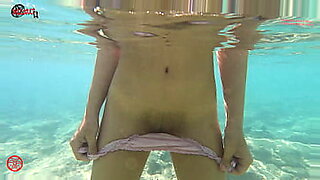 breasts-her-underwater