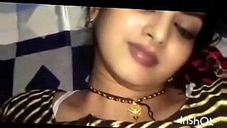 18-desi-girl-bath-singing-caught-mms