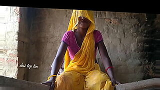 desi-gold-yellow-saree