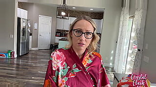 toke-the-advantage-to-fuck-stepmom